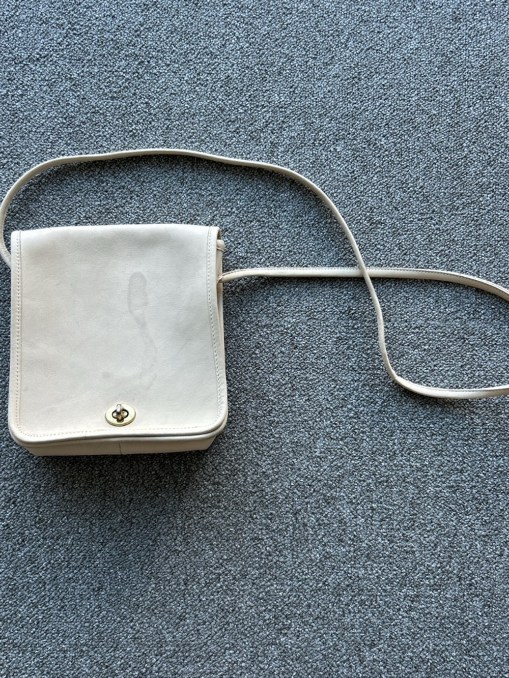 Vintage Coach Leather Crossbody Bag 🤍